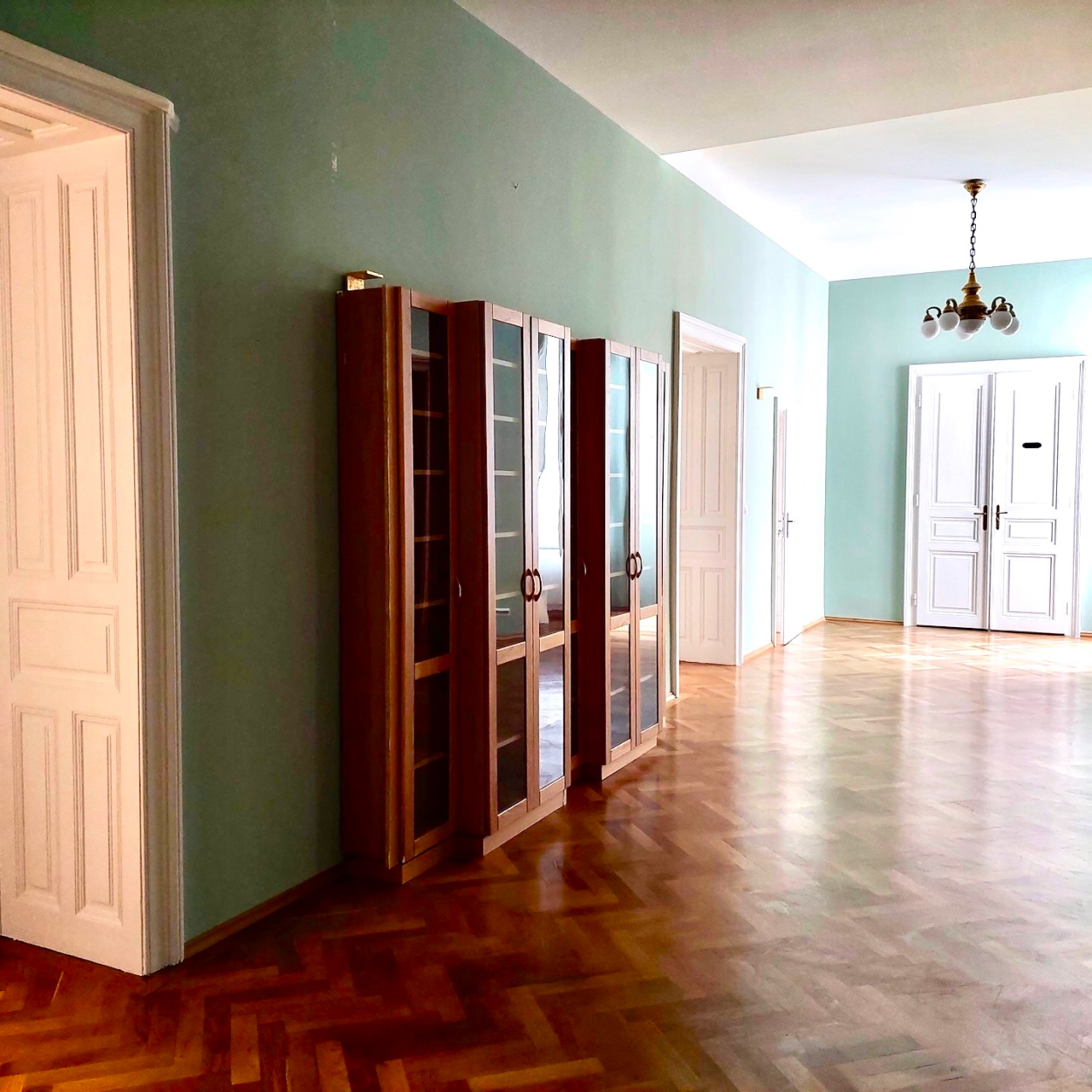 Gang zum Pilgerhaus mit Holzkästen
