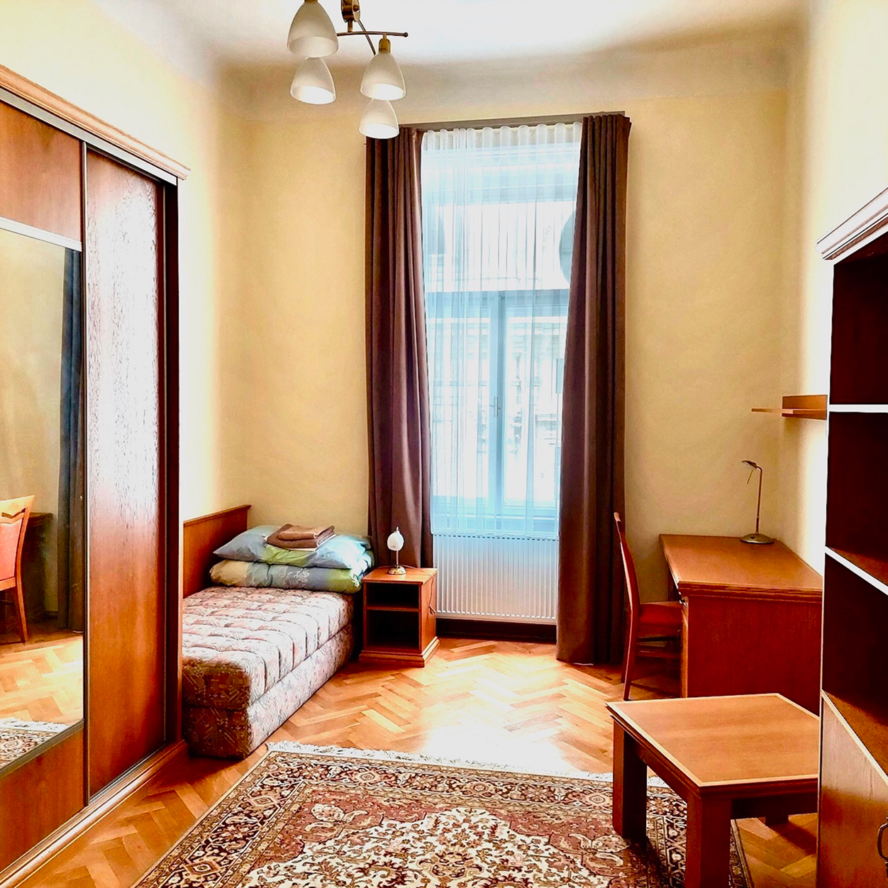 Wohnung im Pilgerhaus mit Bett, Schreibtisch und Kästen