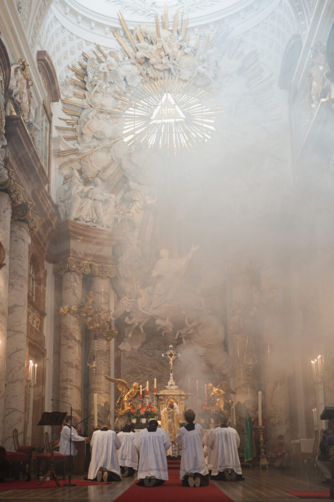 In der Kirche, Weihrauch steigt auf