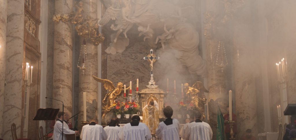 In der Kirche, Weihrauch steigt auf