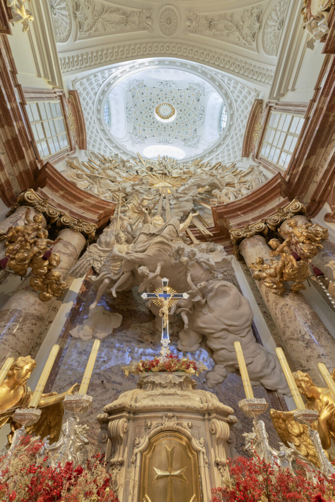 Hochaltar von unten mit Blick auf Decke