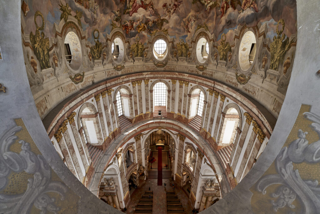 Kirchenraum mit Fresko von oben