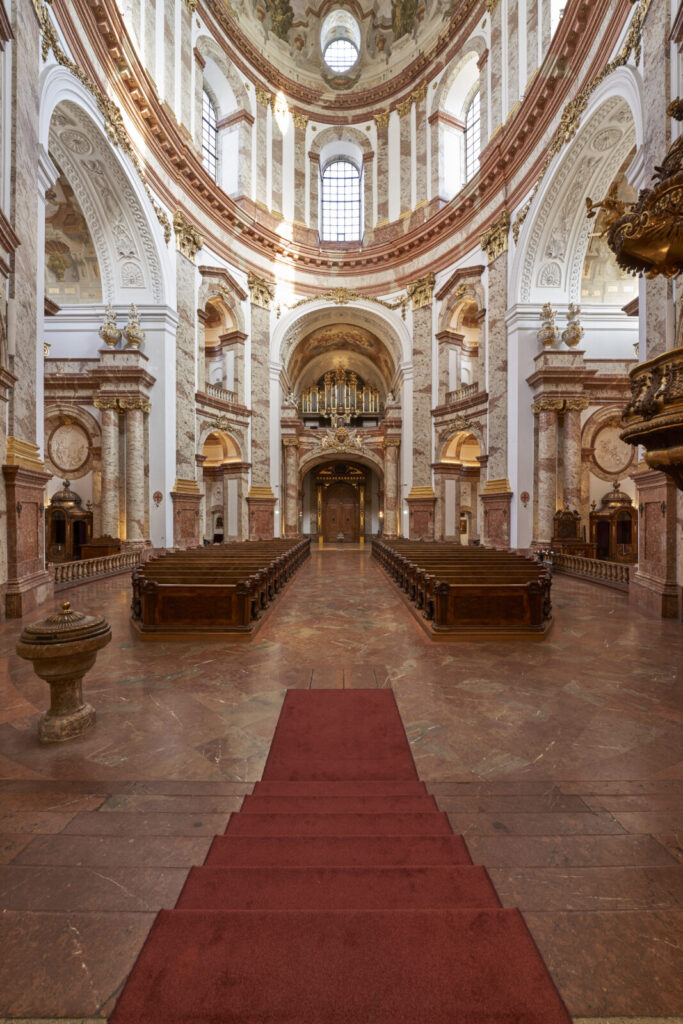 Kirchenraum mit Orgel
